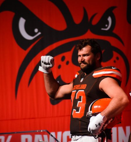 Joe Thomas&nbsp;holds an estimated net worth of&nbsp;$20 million.
